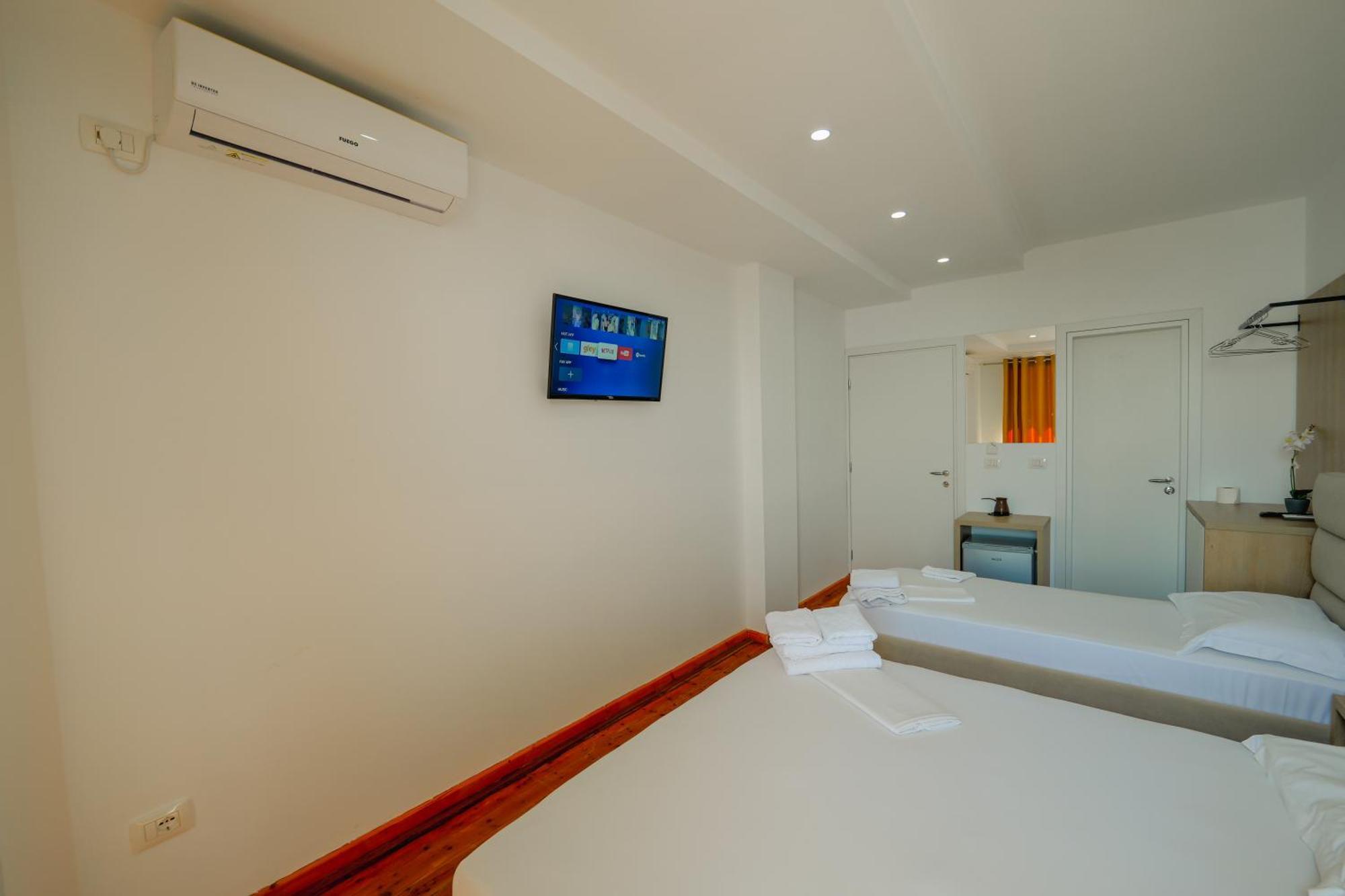Hotel Summer Sarandë Esterno foto