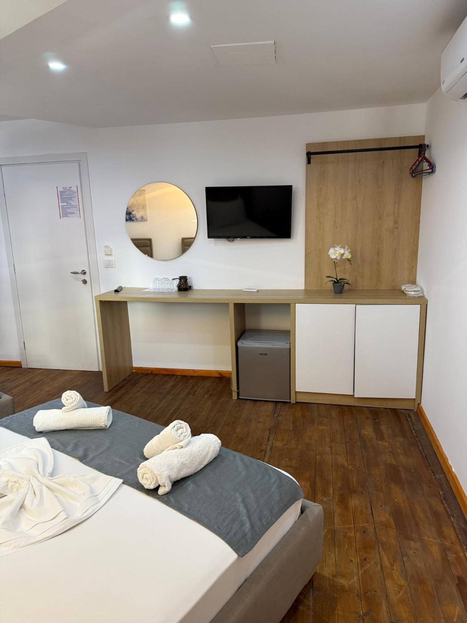 Hotel Summer Sarandë Esterno foto