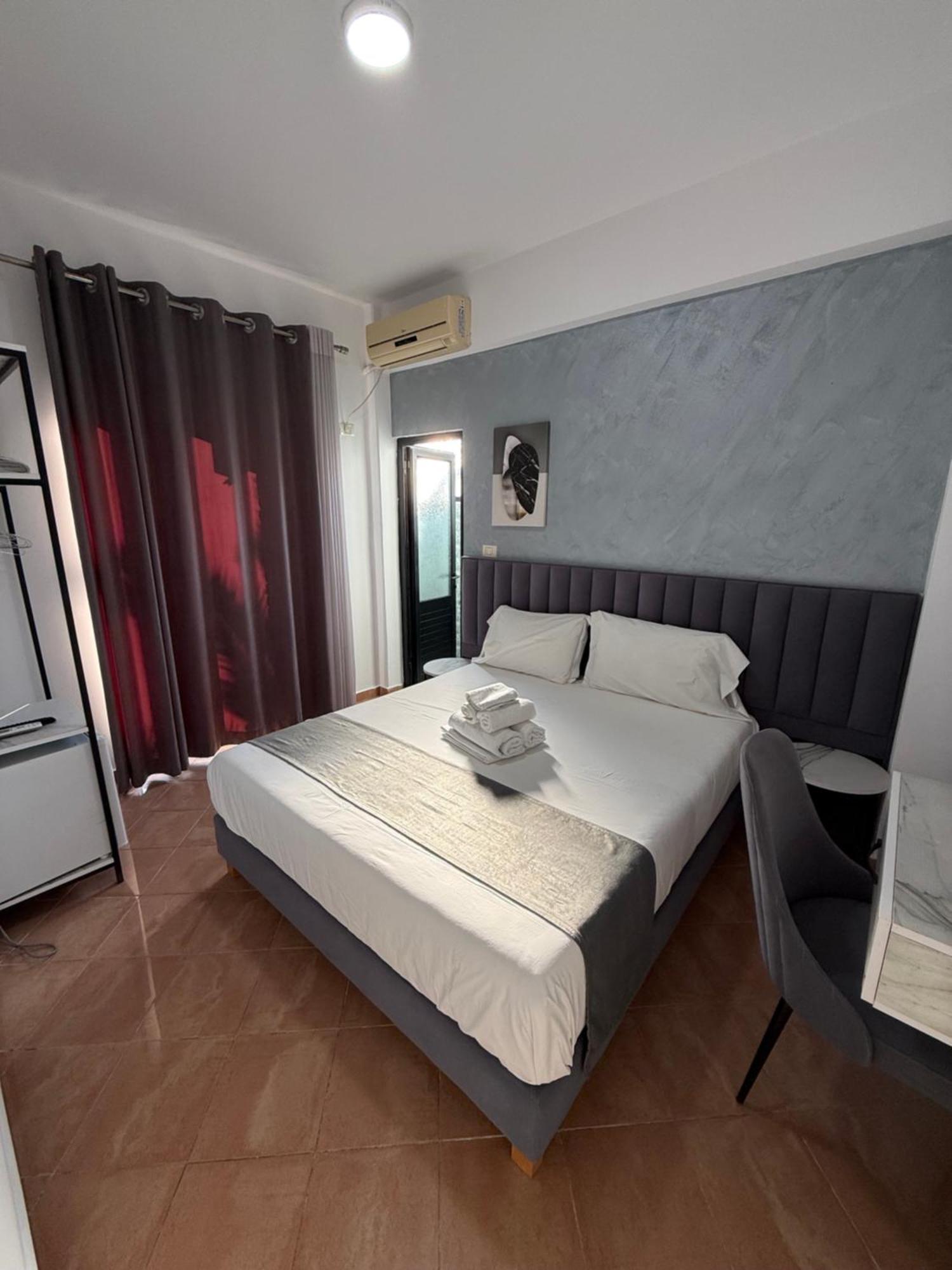 Hotel Summer Sarandë Esterno foto
